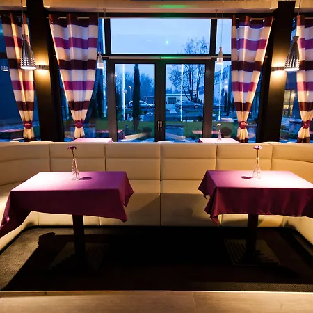 호텔 Malinowski Business 3*